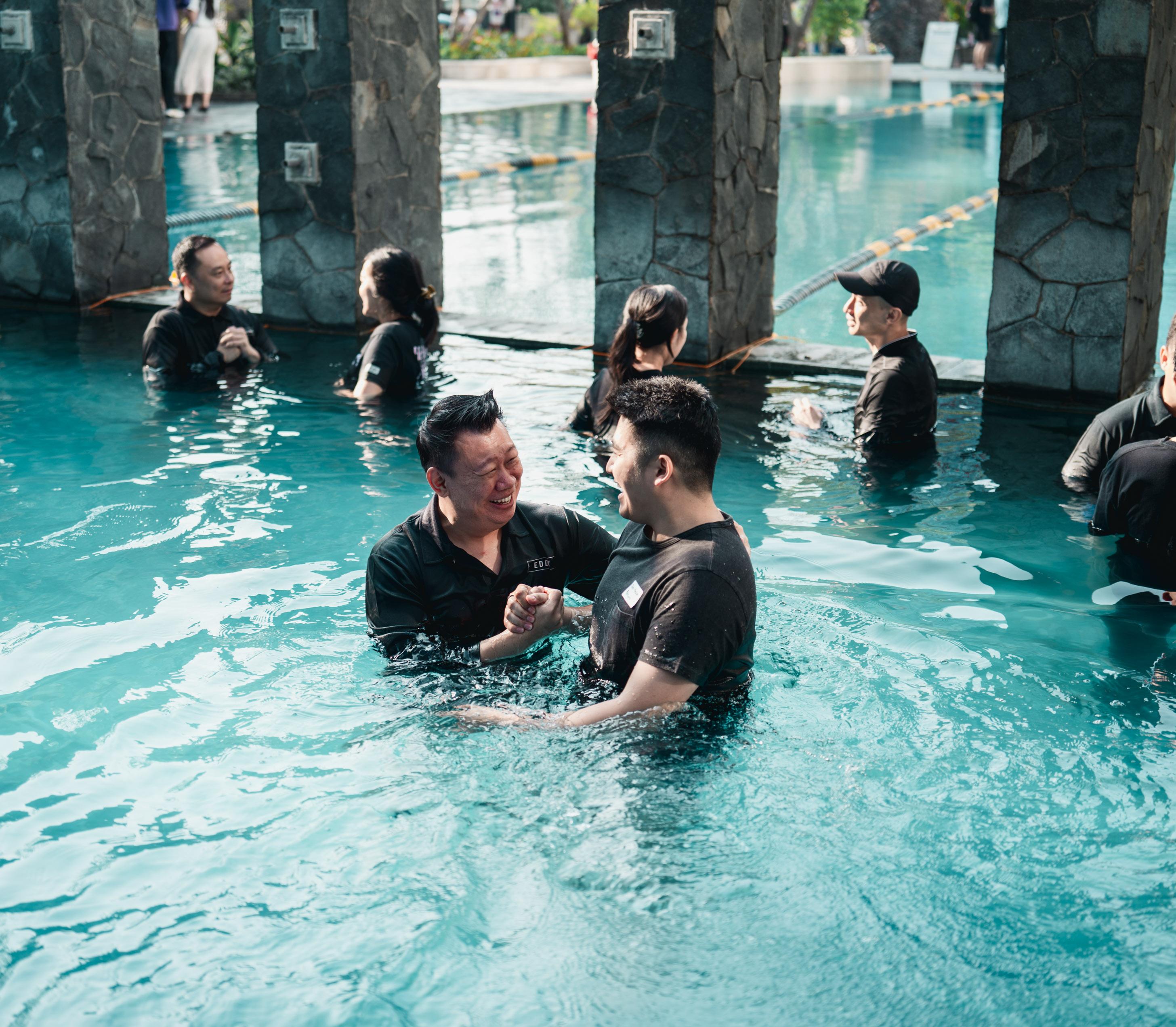 KAMI PERCAYA BAHWA BAPTISAN ADALAH SIMBOL KEMATIAN, PENGUBURAN, DAN KEBANGKITAN KRISTUS,